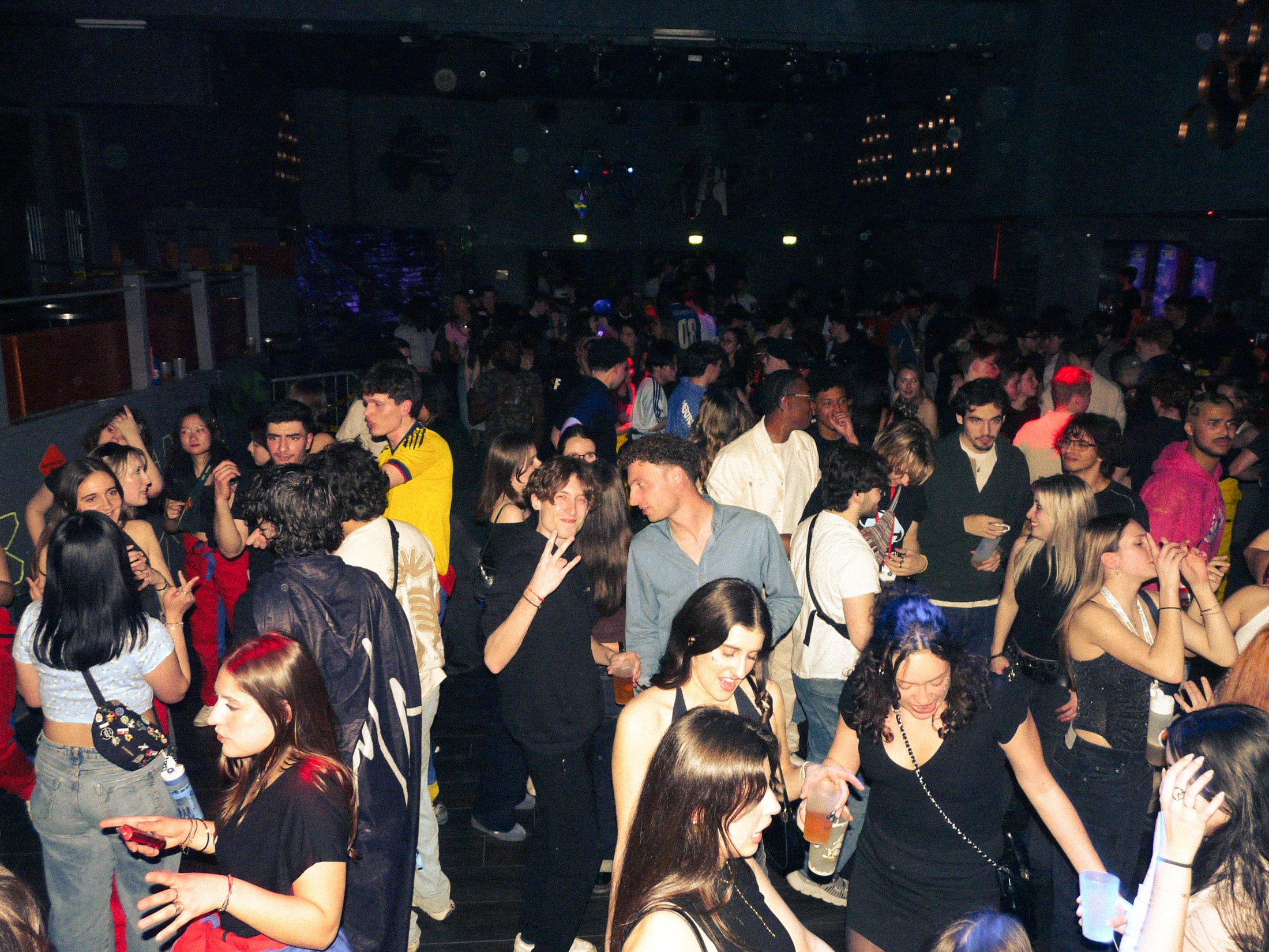 Foule étudiante lors d'une soirée BPM
